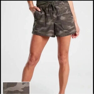 Athleta Farallon Shorts Women’s Size 18 Camo Elastic Waist Stretchy Active